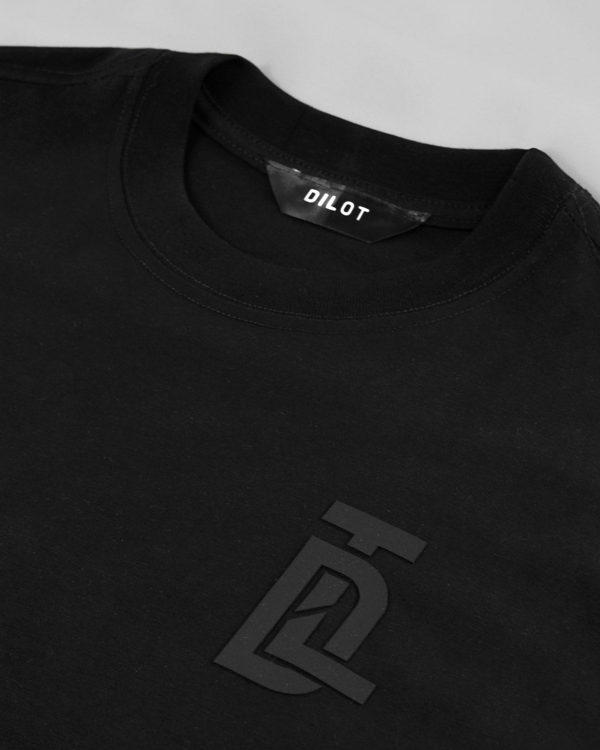 CLASSIC ICONIC BLACK T - SHIRT - Dilot